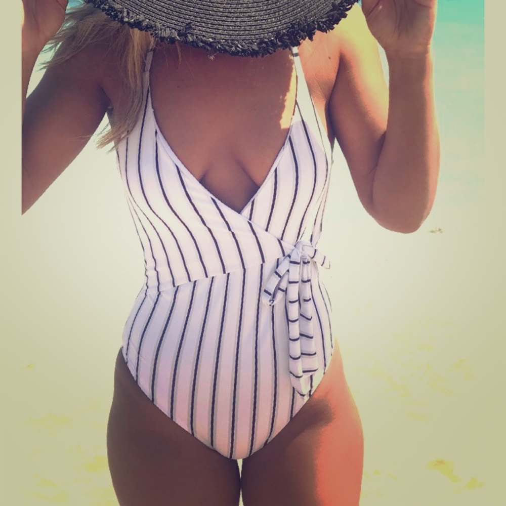 Striped one piece 🔥🔥🔥 - Picture 2 of 6